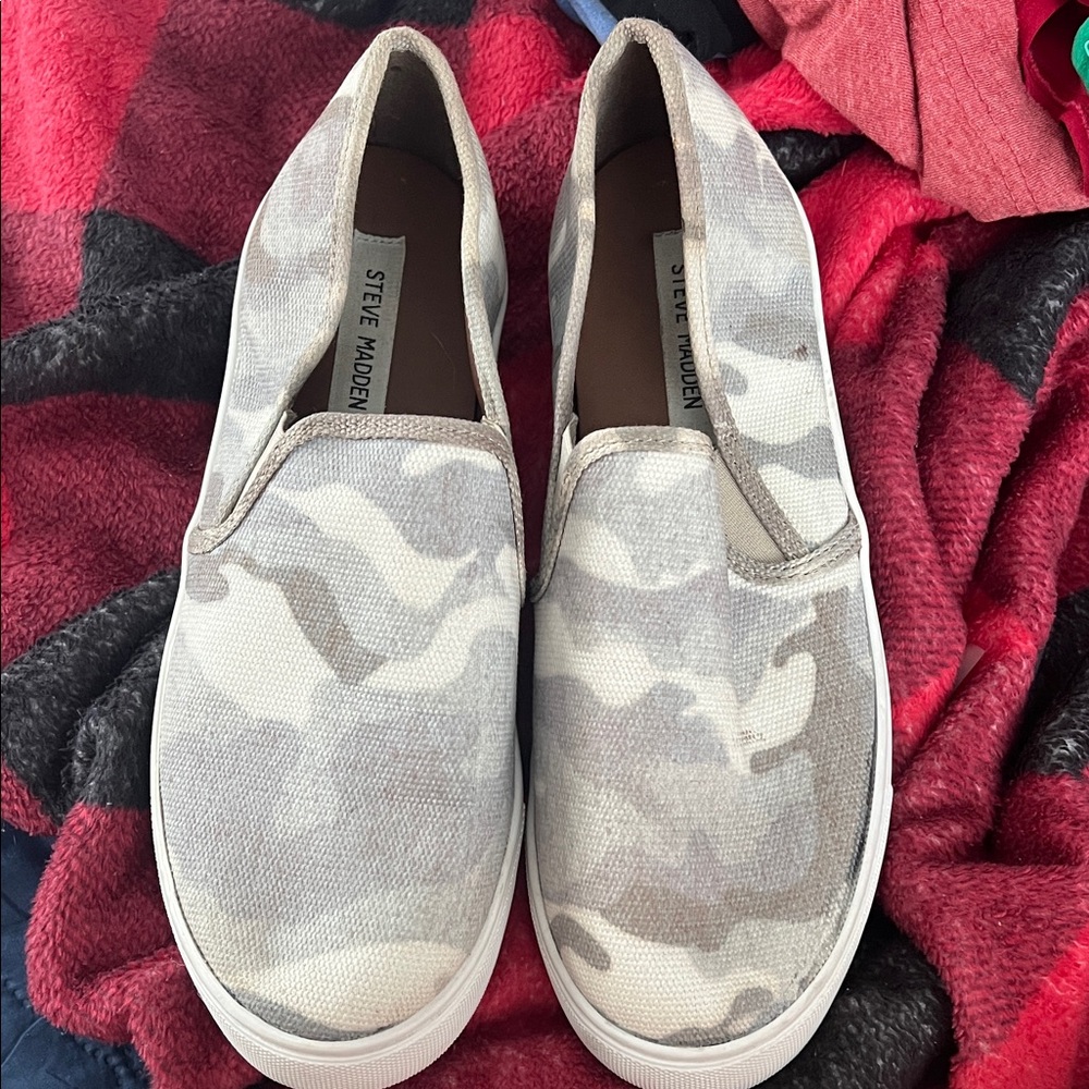 Steve Madden Gray Camouflage Slip-Ons